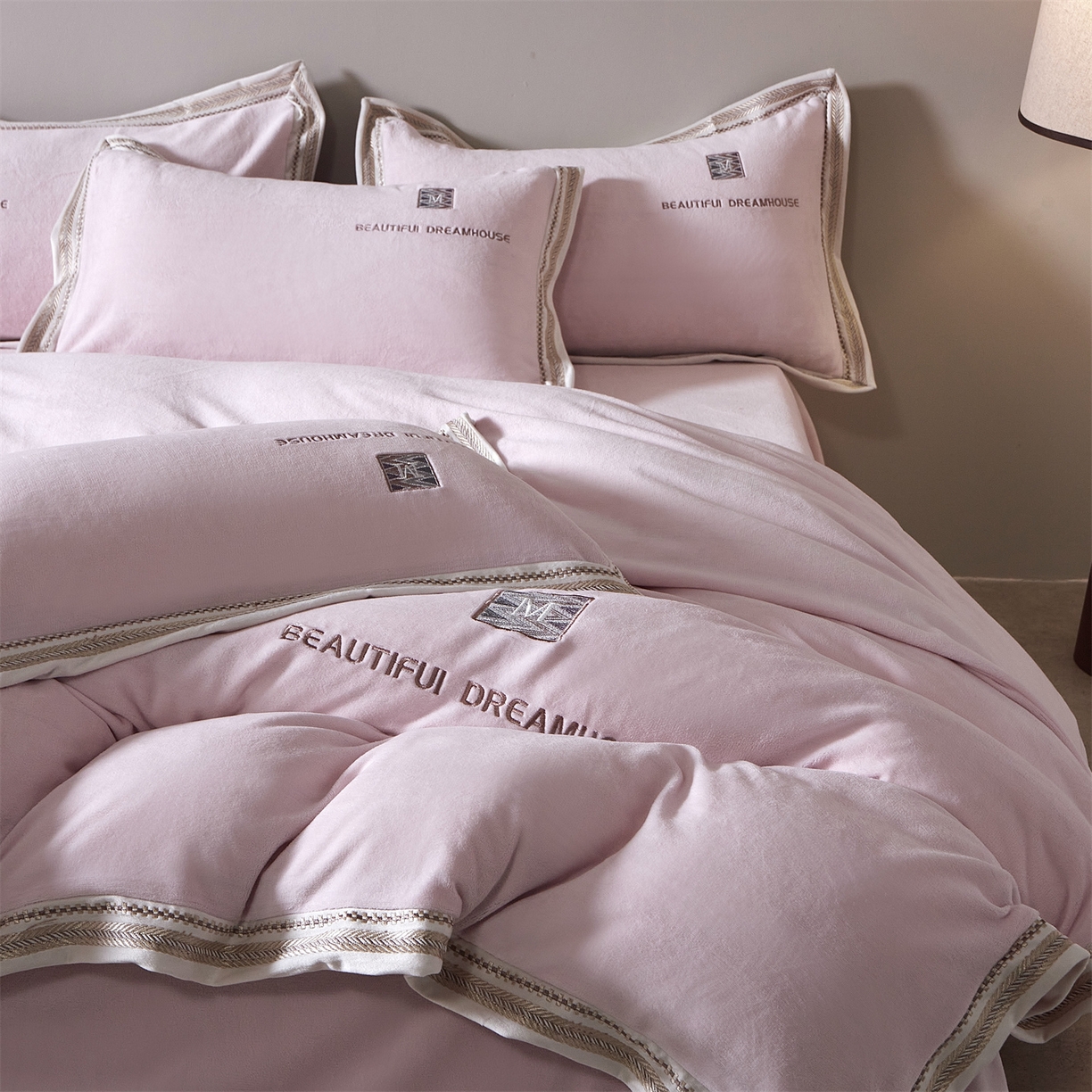 91家纺网 家纺一手货源 找家纺 优悦生活馆 2025新款纯色高克重牛奶绒刺绣四件套-理享家 理享家-粉