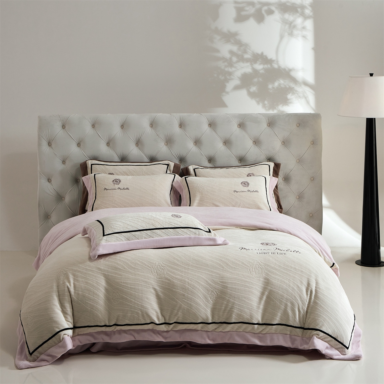 91家纺网 家纺一手货源 找家纺 （总）优悦生活馆 2025新款雕花绒牛奶绒刺绣四件套-山茶花语