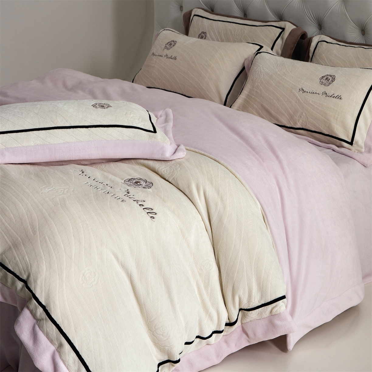 91家纺网 家纺一手货源 找家纺 优悦生活馆 2025新款雕花绒牛奶绒刺绣四件套-山茶花语 山茶花语-粉