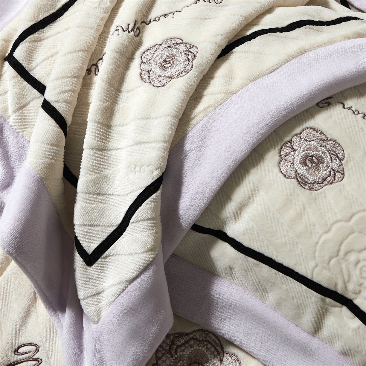 91家纺网 家纺一手货源 找家纺 优悦生活馆 2025新款雕花绒牛奶绒刺绣四件套-山茶花语 山茶花语-紫