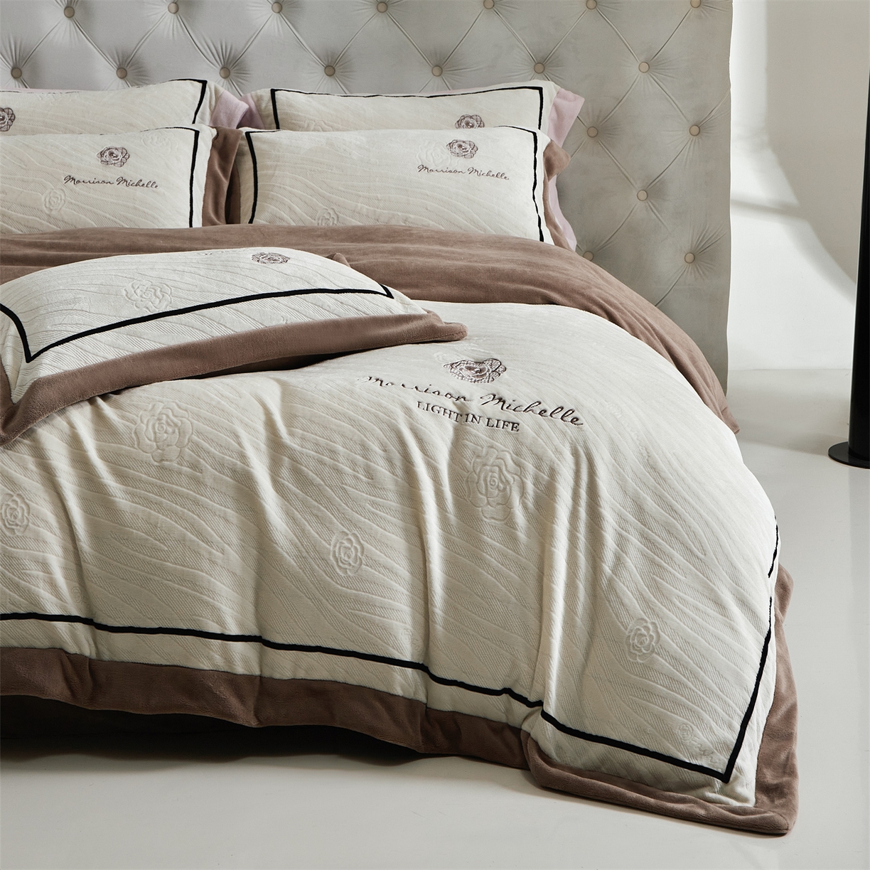 91家纺网 家纺一手货源 找家纺 优悦生活馆 2025新款雕花绒牛奶绒刺绣四件套-山茶花语 山茶花语-咖