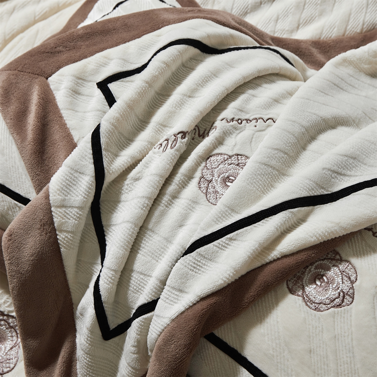 91家纺网 家纺一手货源 找家纺 优悦生活馆 2025新款雕花绒牛奶绒刺绣四件套-山茶花语 山茶花语-咖