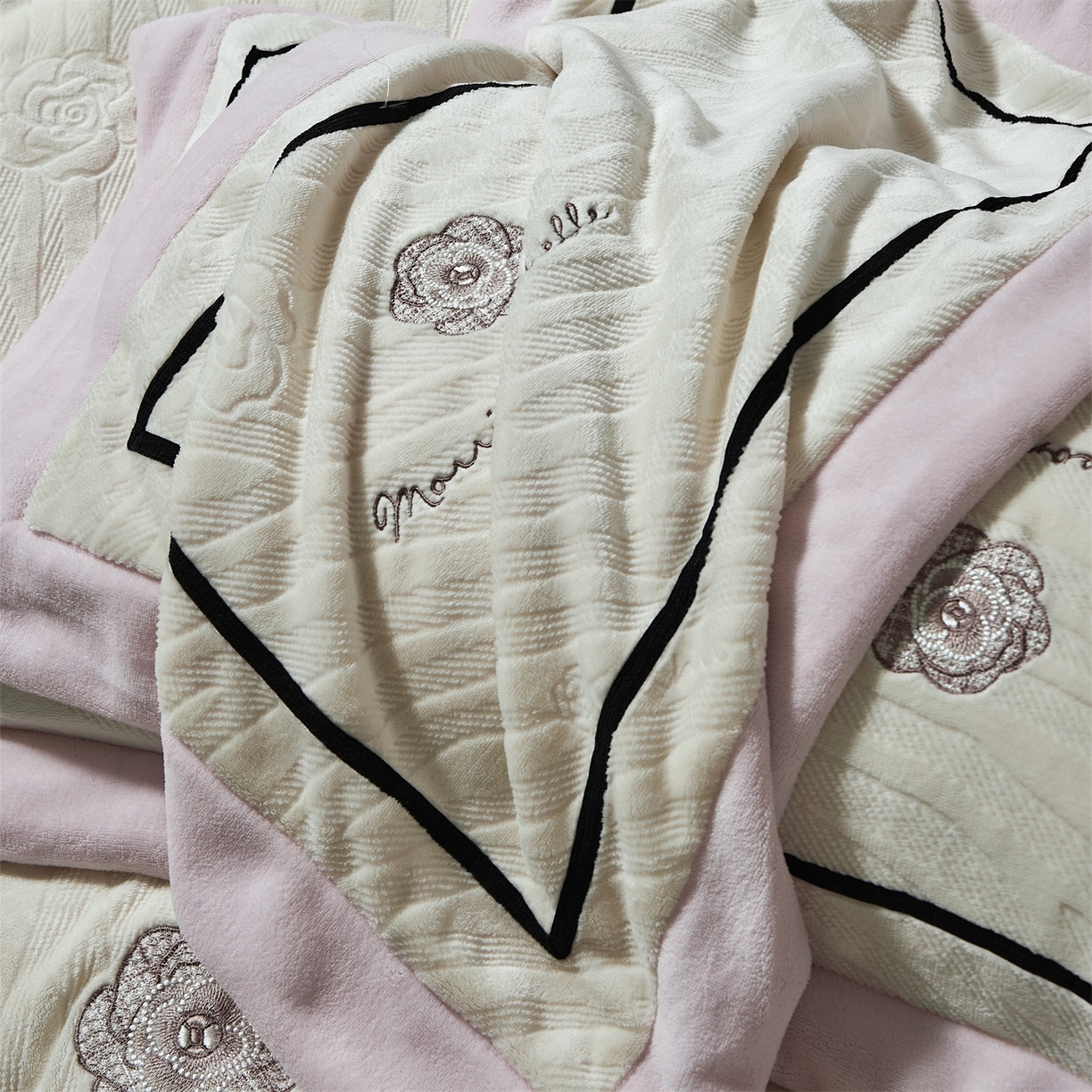 91家纺网 家纺一手货源 找家纺 优悦生活馆 2025新款雕花绒牛奶绒刺绣四件套-山茶花语 山茶花语-粉