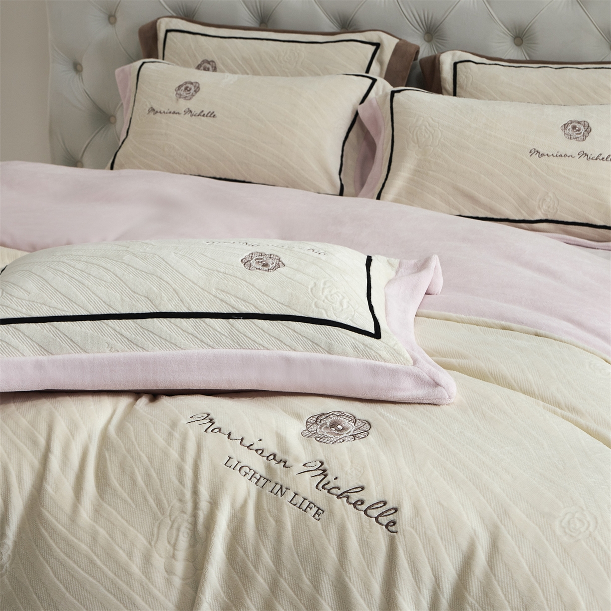 91家纺网 家纺一手货源 找家纺 优悦生活馆 2025新款雕花绒牛奶绒刺绣四件套-山茶花语 山茶花语-粉