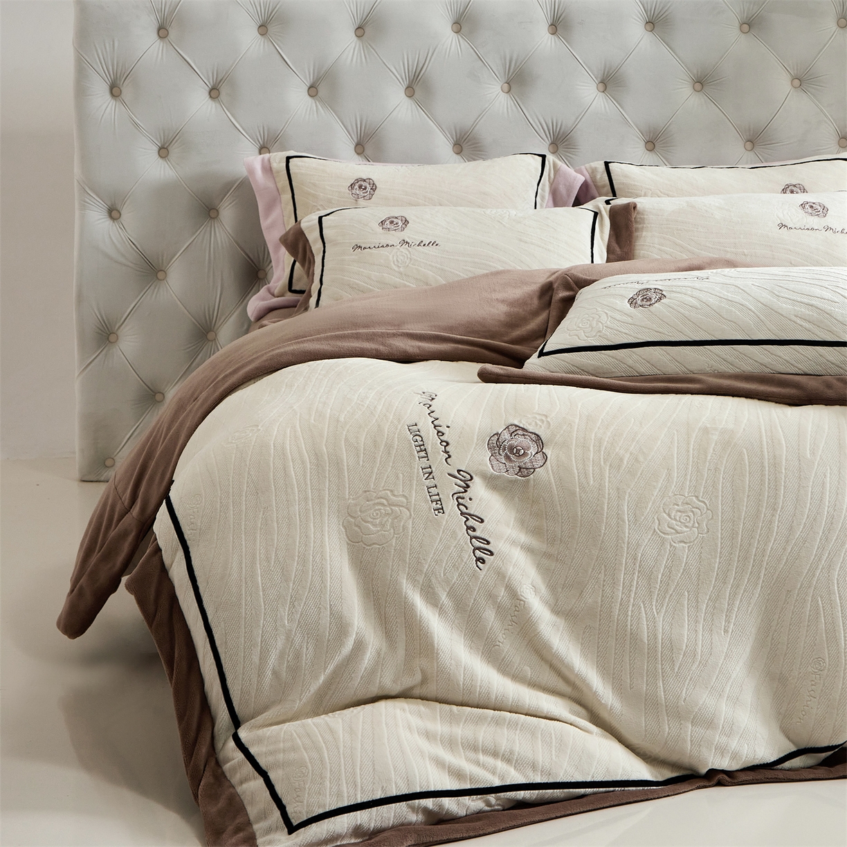 91家纺网 家纺一手货源 找家纺 优悦生活馆 2025新款雕花绒牛奶绒刺绣四件套-山茶花语 山茶花语-咖