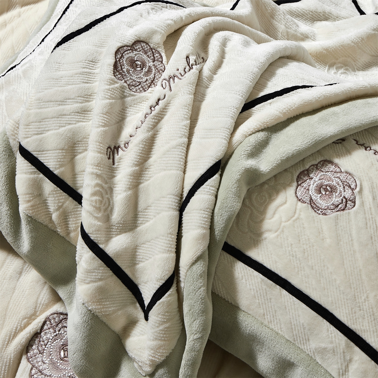 91家纺网 家纺一手货源 找家纺 优悦生活馆 2025新款雕花绒牛奶绒刺绣四件套-山茶花语 山茶花语-绿