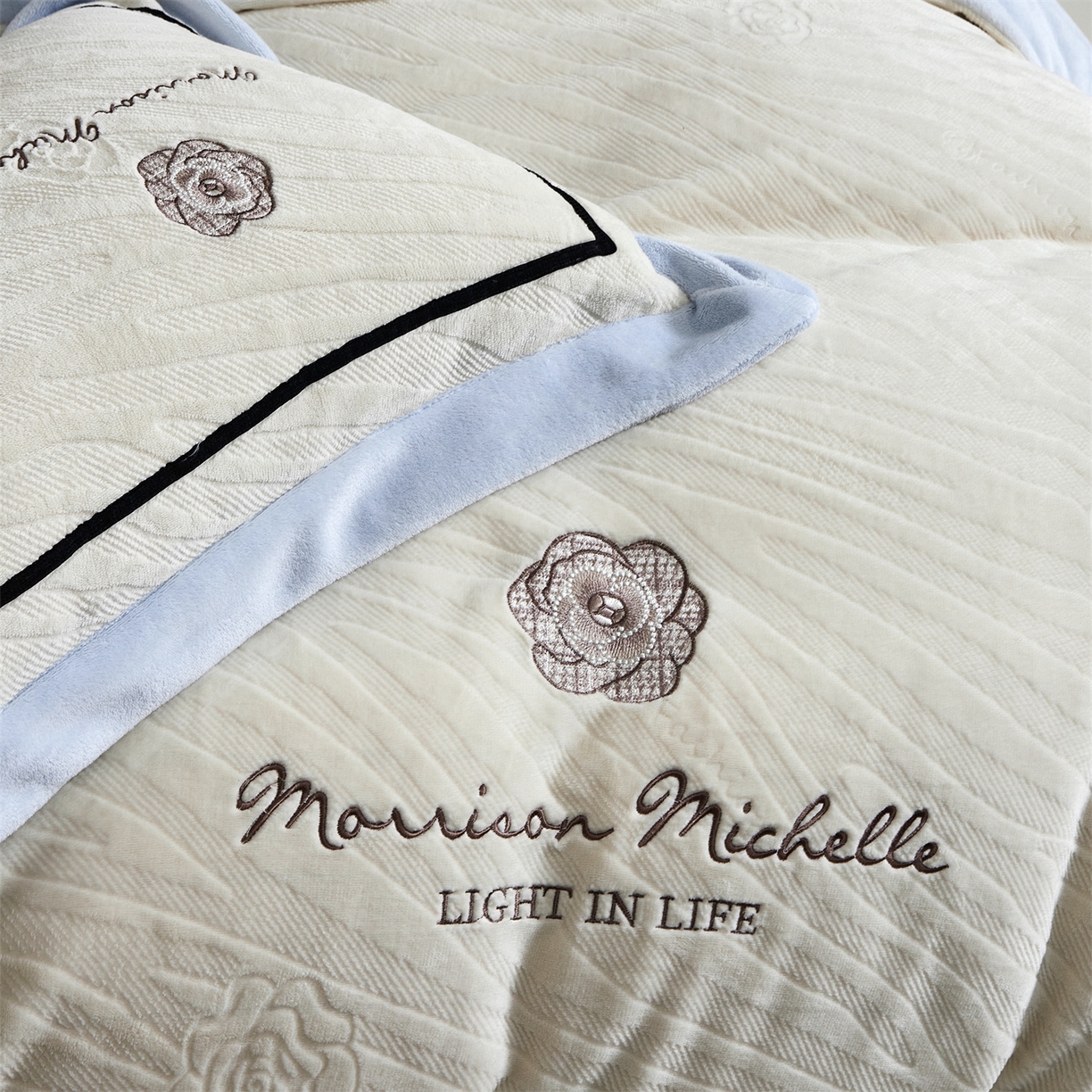 91家纺网 家纺一手货源 找家纺 优悦生活馆 2025新款雕花绒牛奶绒刺绣四件套-山茶花语 山茶花语-蓝