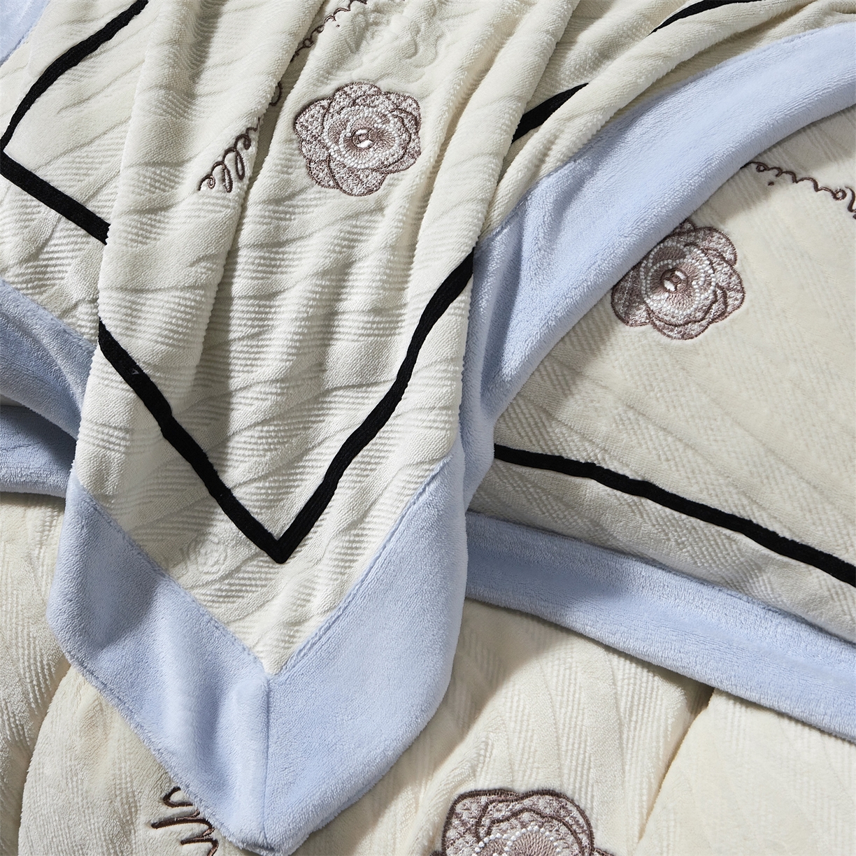 91家纺网 家纺一手货源 找家纺 优悦生活馆 2025新款雕花绒牛奶绒刺绣四件套-山茶花语 山茶花语-蓝