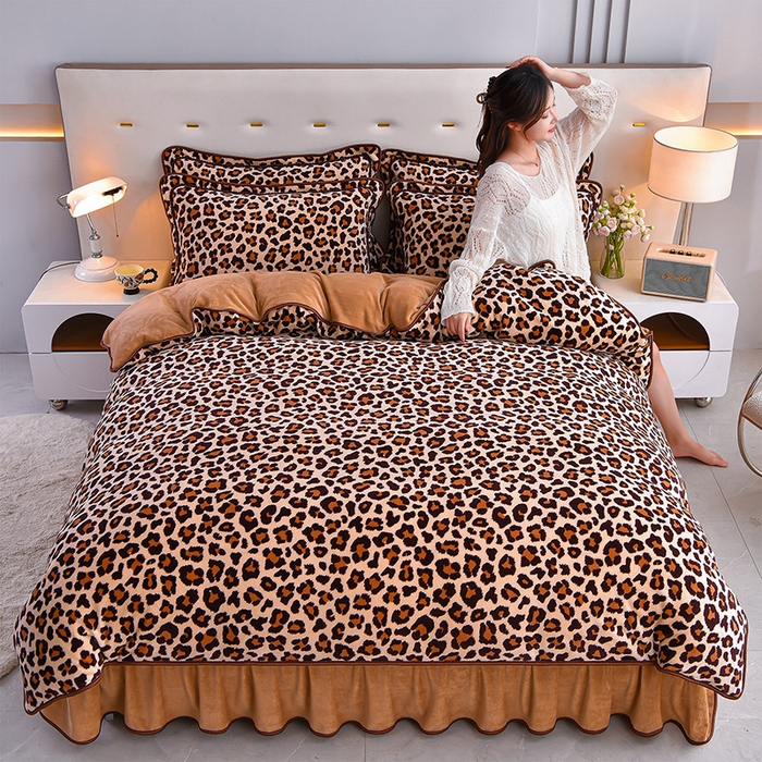 91家纺网 家纺一手货源 找家纺 赛丽雅 2025新款牛奶绒床裙四件套8-9斤法莱绒直播爆款日产2万套 豹纹咖