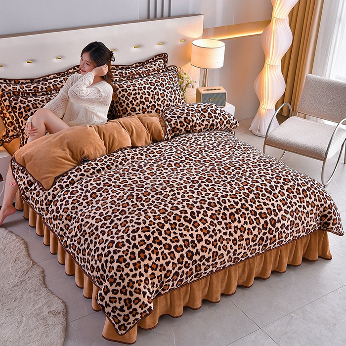 91家纺网 家纺一手货源 找家纺 赛丽雅 2025新款牛奶绒床裙四件套8-9斤法莱绒直播爆款日产2万套 豹纹咖