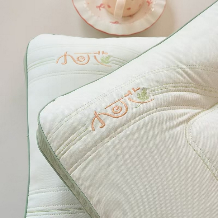 91家纺网 家纺一手货源 找家纺 （总）剑桥枕业 2025新款小可艾定型护颈枕芯亲子款羽丝柔软枕儿童学生成人规格