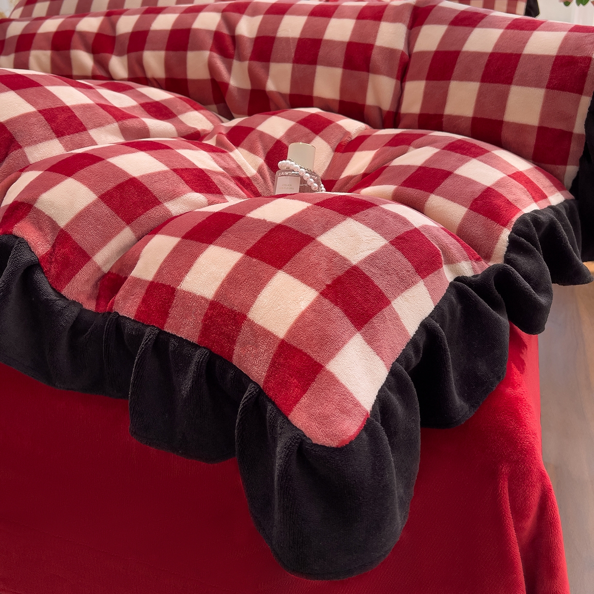 91家纺网 家纺一手货源 找家纺 （总）赛丽雅 2025新款赫本风牛奶绒床裙款黑色花边四件套花边款 8-9 斤加厚面料