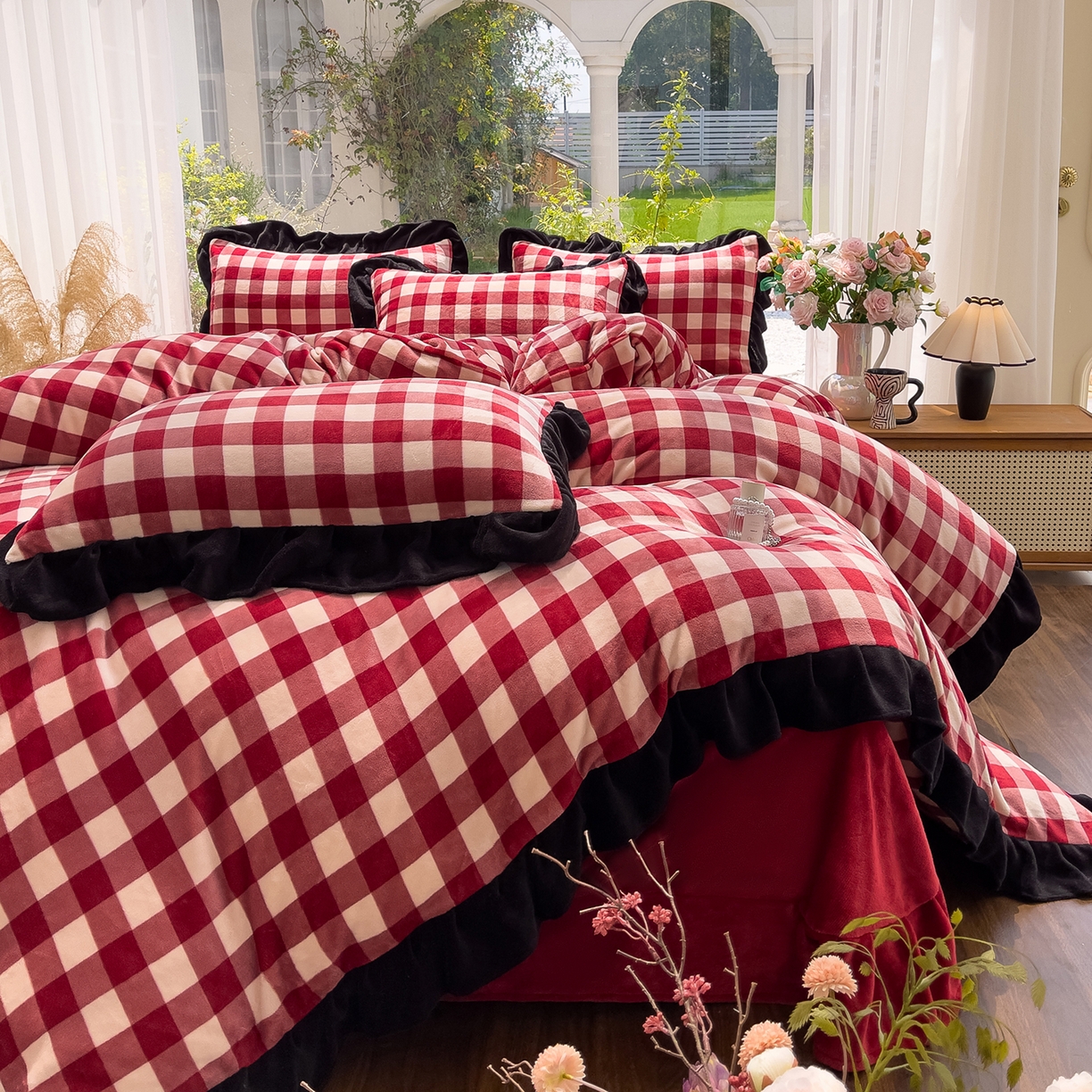 91家纺网 家纺一手货源 找家纺 （总）赛丽雅 2025新款赫本风牛奶绒床裙款黑色花边四件套花边款 8-9 斤加厚面料