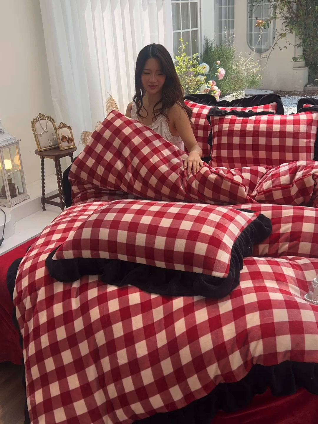 91家纺网 家纺一手货源 找家纺 （总）赛丽雅 2025新款赫本风牛奶绒床裙款黑色花边四件套花边款 8-9 斤加厚面料