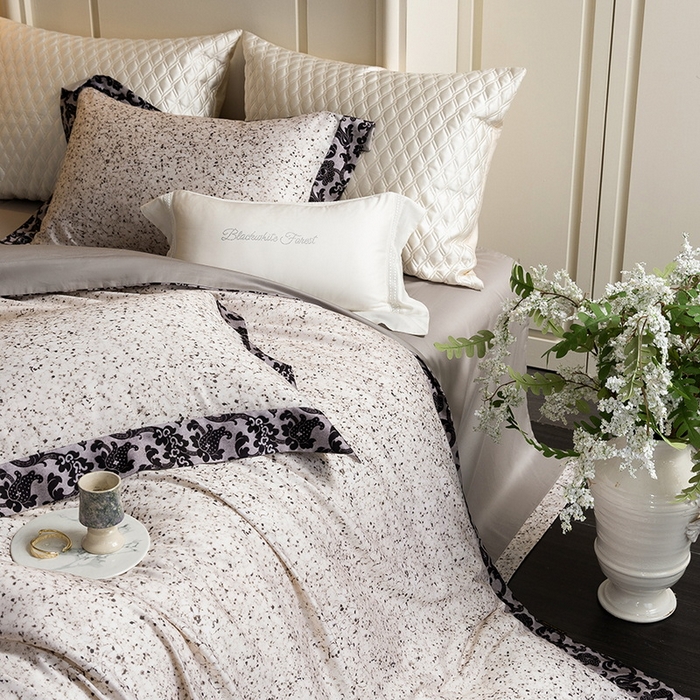 91家纺网 家纺一手货源 找家纺 黑白森林 2025新款高支天丝棉磨毛数码印花四件套 洛可可-灰