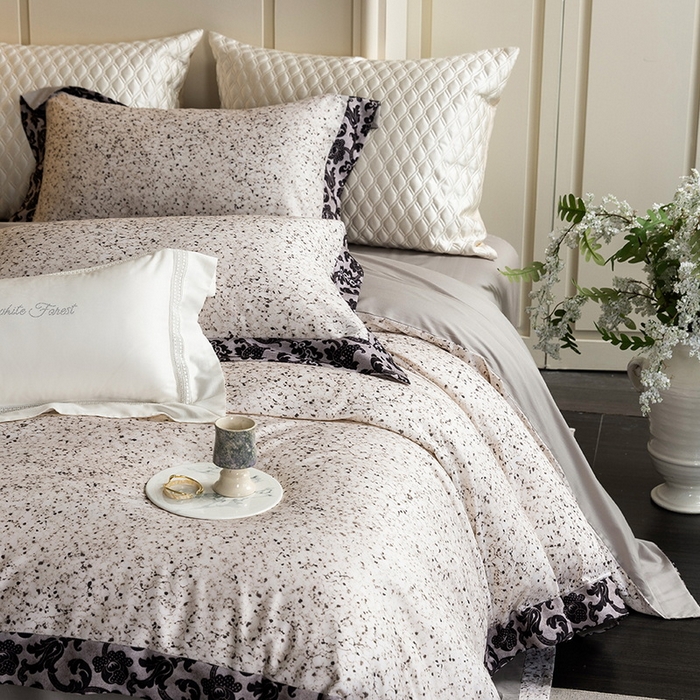 91家纺网 家纺一手货源 找家纺 黑白森林 2025新款高支天丝棉磨毛数码印花四件套 洛可可-灰