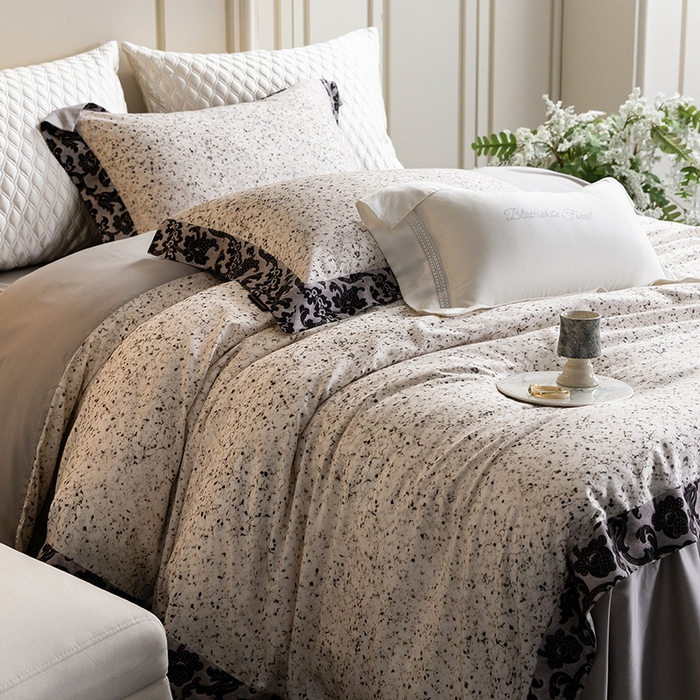 91家纺网 家纺一手货源 找家纺 黑白森林 2025新款高支天丝棉磨毛数码印花四件套 洛可可-灰