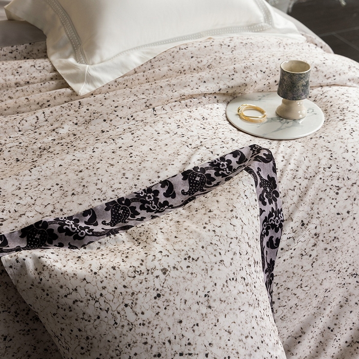 91家纺网 家纺一手货源 找家纺 黑白森林 2025新款高支天丝棉磨毛数码印花四件套 洛可可-灰