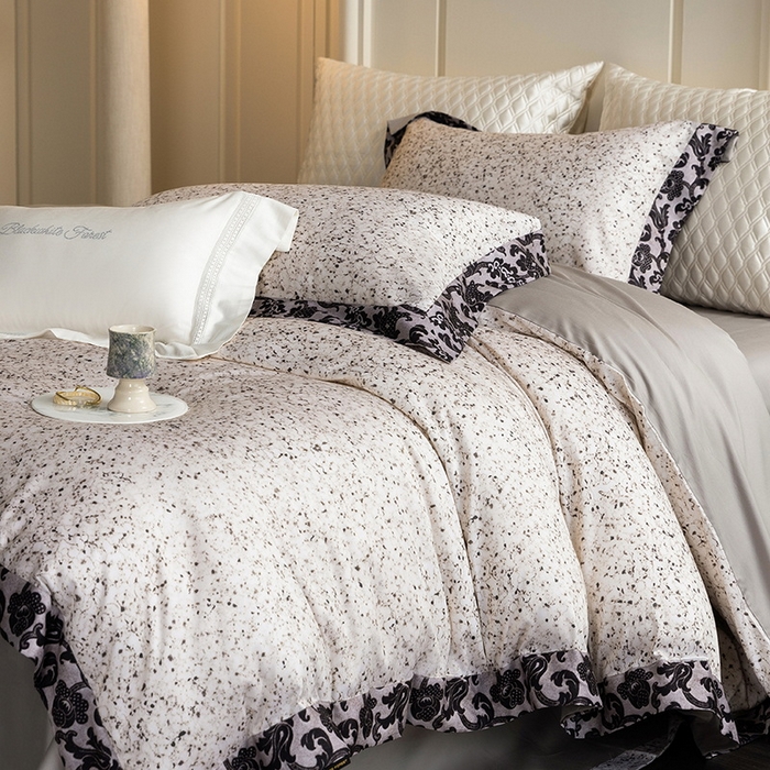 91家纺网 家纺一手货源 找家纺 黑白森林 2025新款高支天丝棉磨毛数码印花四件套 洛可可-灰