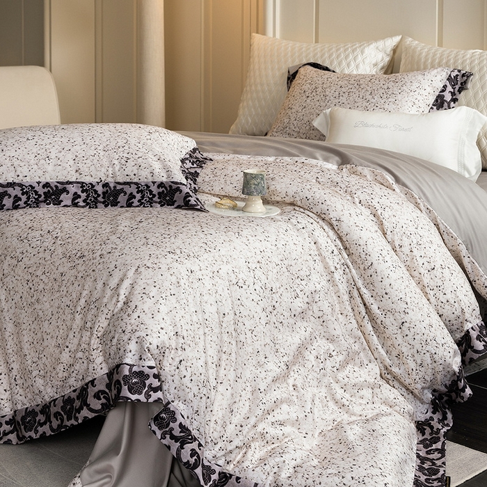 91家纺网 家纺一手货源 找家纺 黑白森林 2025新款高支天丝棉磨毛数码印花四件套 洛可可-灰