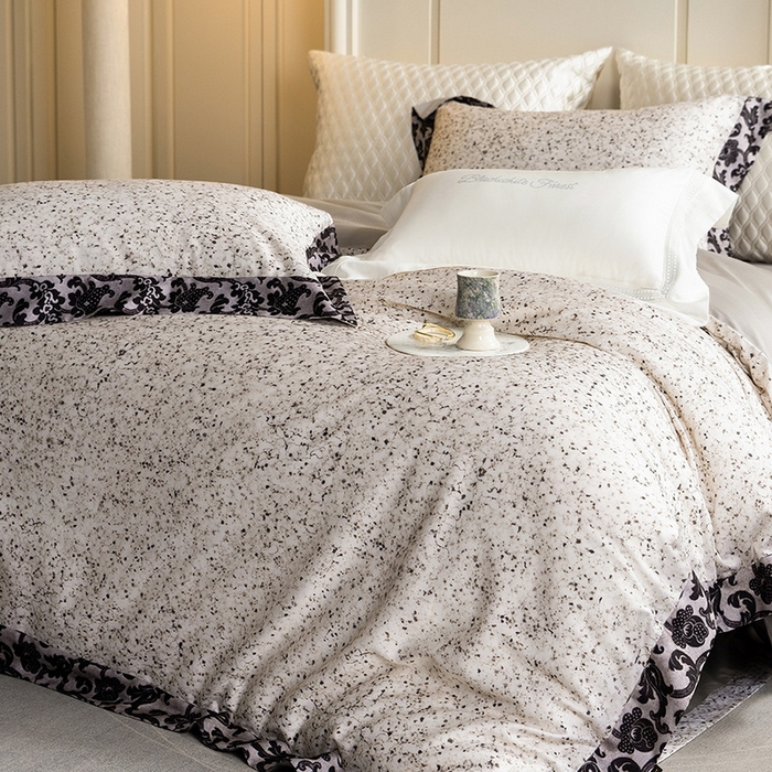 91家纺网 家纺一手货源 找家纺 黑白森林 2025新款高支天丝棉磨毛数码印花四件套 洛可可-灰