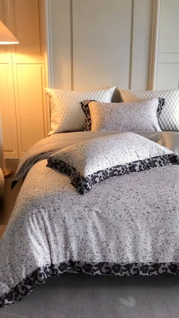 91家纺网 家纺一手货源 找家纺 黑白森林 2025新款高支天丝棉磨毛数码印花四件套 洛可可-灰