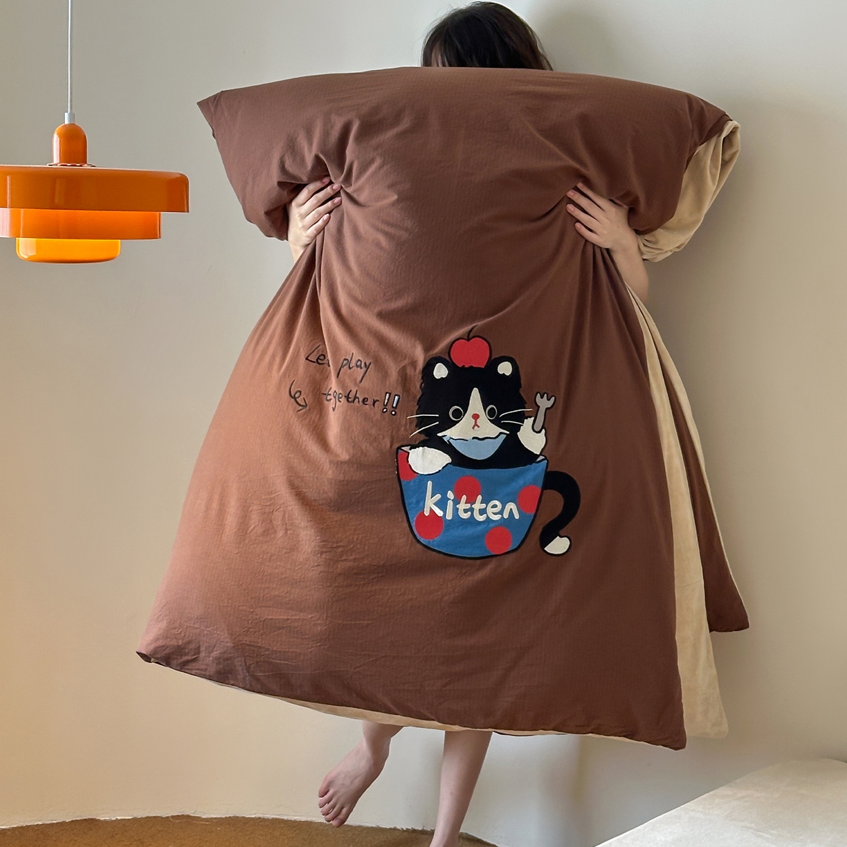 91家纺网 家纺一手货源 找家纺 RYB红黄兰 2025新款设计师原创A面全棉色织水洗棉+B面婴儿绒贴布绣四件套 焦糖奶茶猫