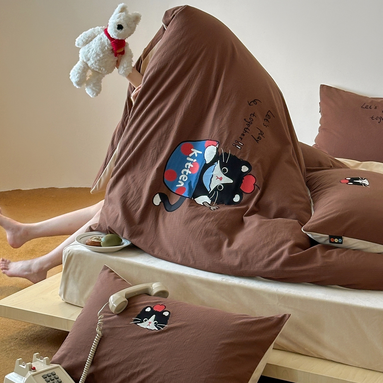 91家纺网 家纺一手货源 找家纺 RYB红黄兰 2025新款设计师原创A面全棉色织水洗棉+B面婴儿绒贴布绣四件套 焦糖奶茶猫