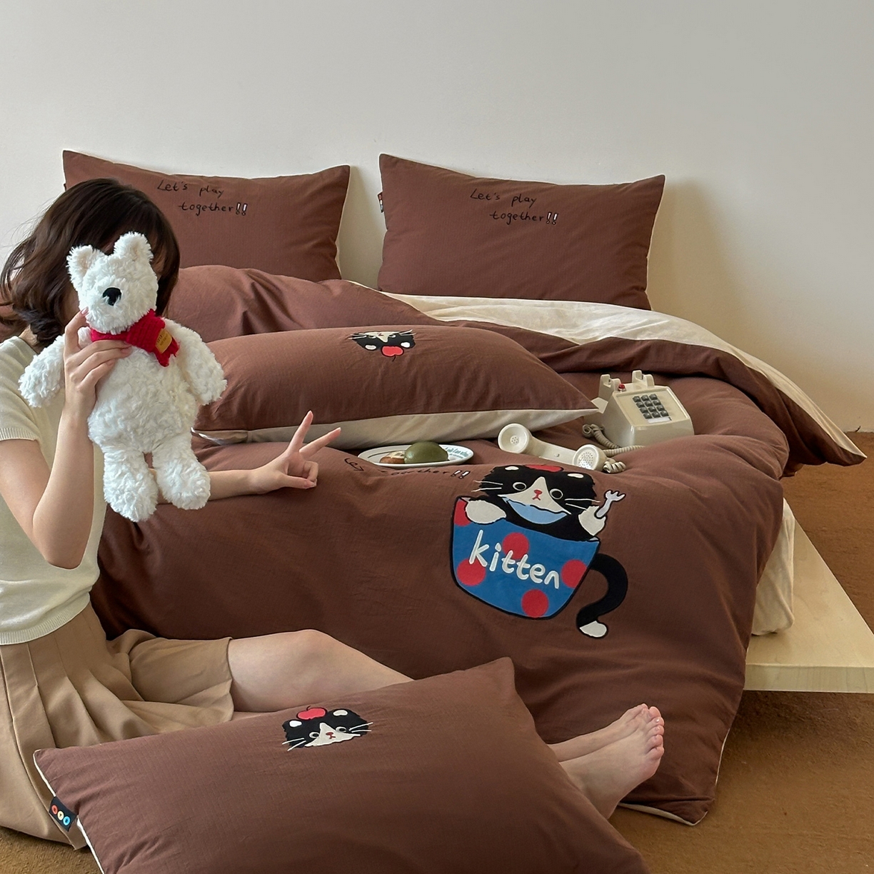 91家纺网 家纺一手货源 找家纺 RYB红黄兰 2025新款设计师原创A面全棉色织水洗棉+B面婴儿绒贴布绣四件套 焦糖奶茶猫