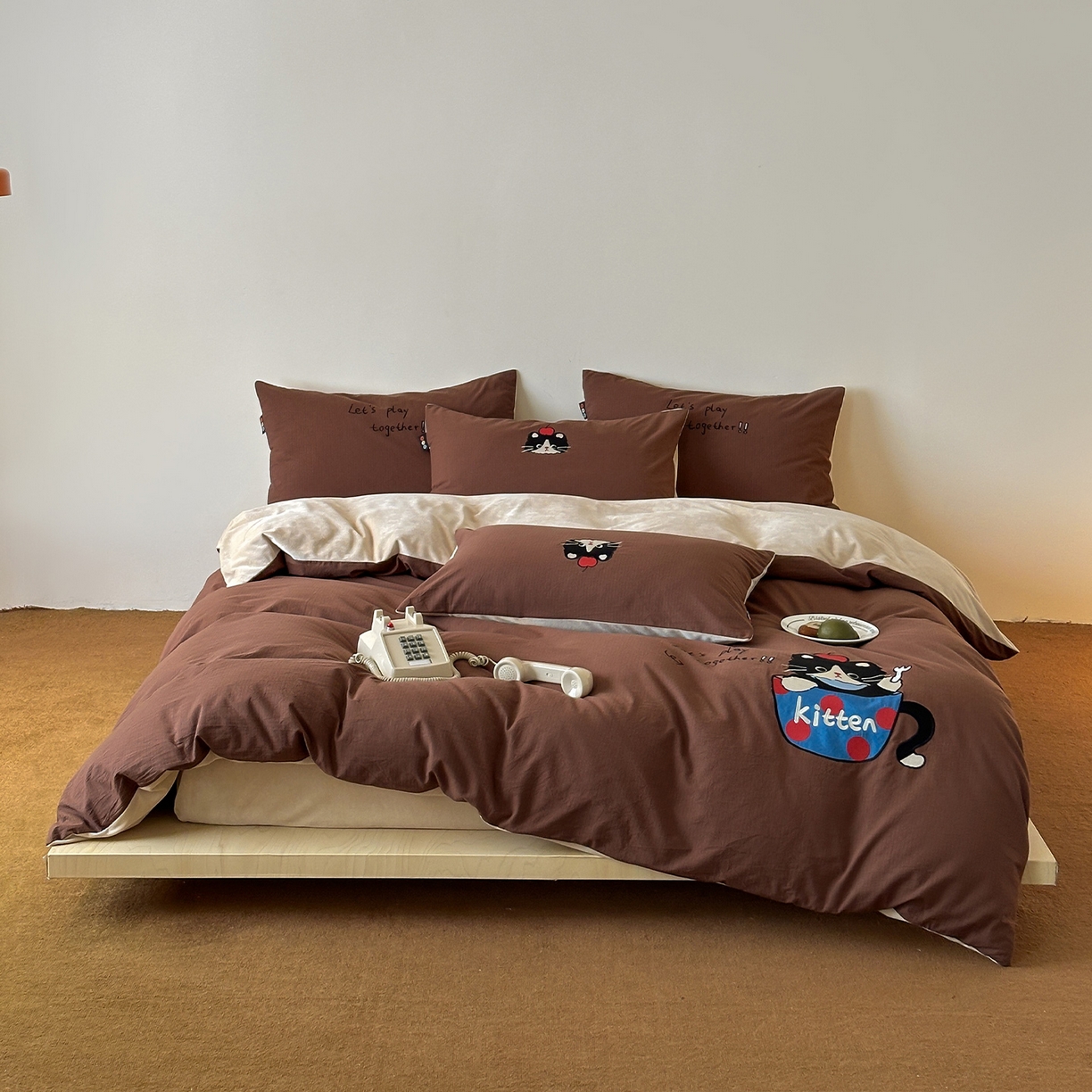 91家纺网 家纺一手货源 找家纺 RYB红黄兰 2025新款设计师原创A面全棉色织水洗棉+B面婴儿绒贴布绣四件套 焦糖奶茶猫