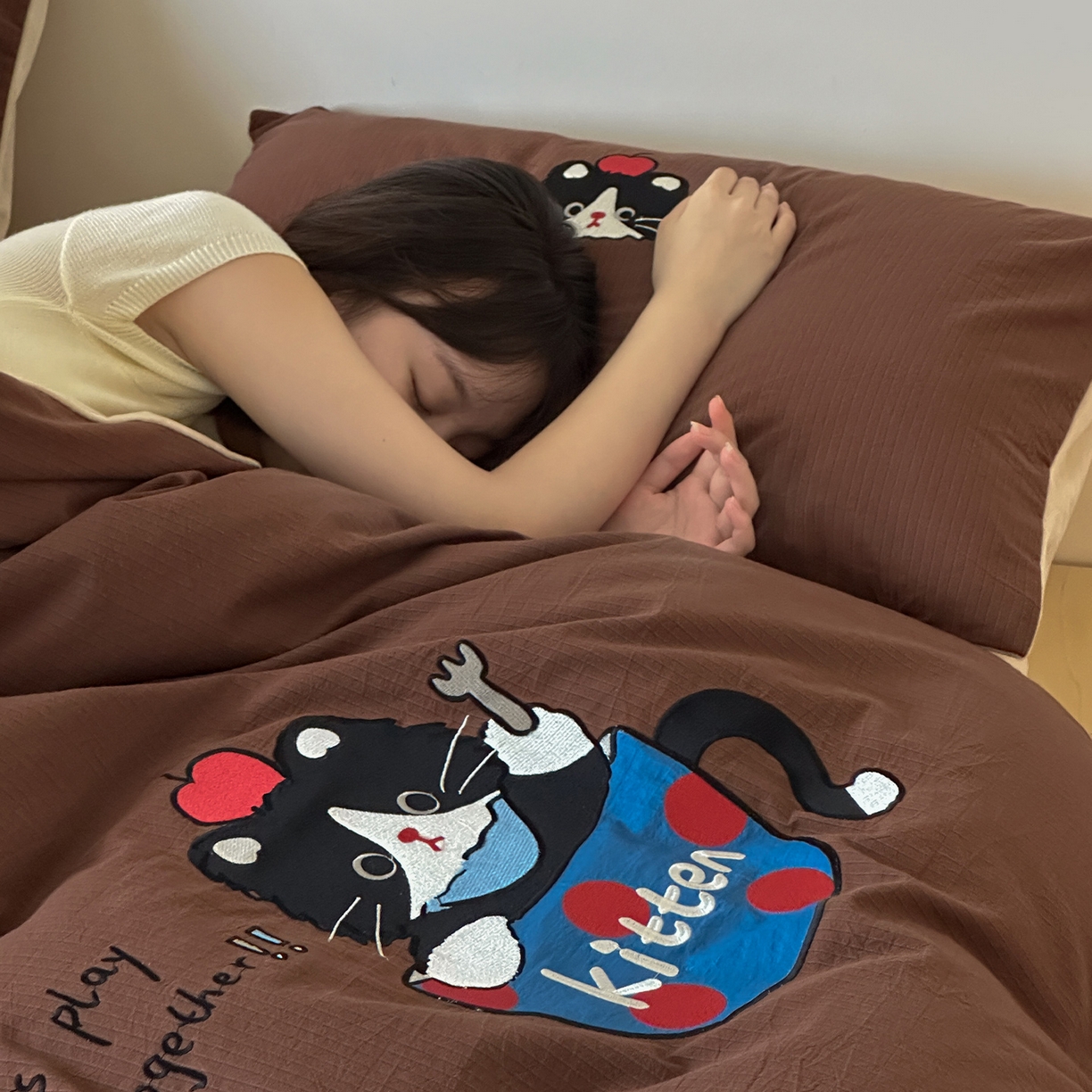 91家纺网 家纺一手货源 找家纺 RYB红黄兰 2025新款设计师原创A面全棉色织水洗棉+B面婴儿绒贴布绣四件套 焦糖奶茶猫