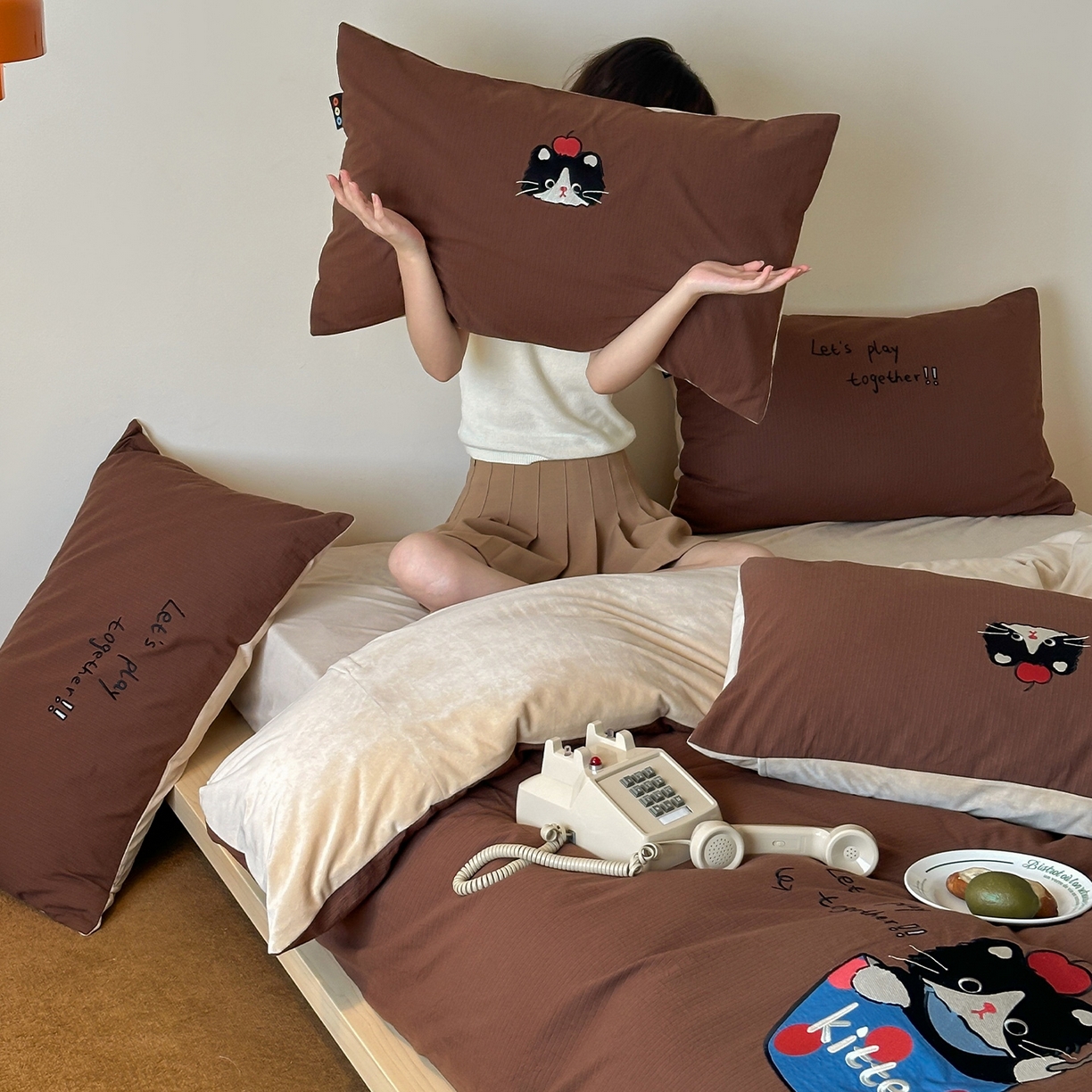 91家纺网 家纺一手货源 找家纺 RYB红黄兰 2025新款设计师原创A面全棉色织水洗棉+B面婴儿绒贴布绣四件套 焦糖奶茶猫