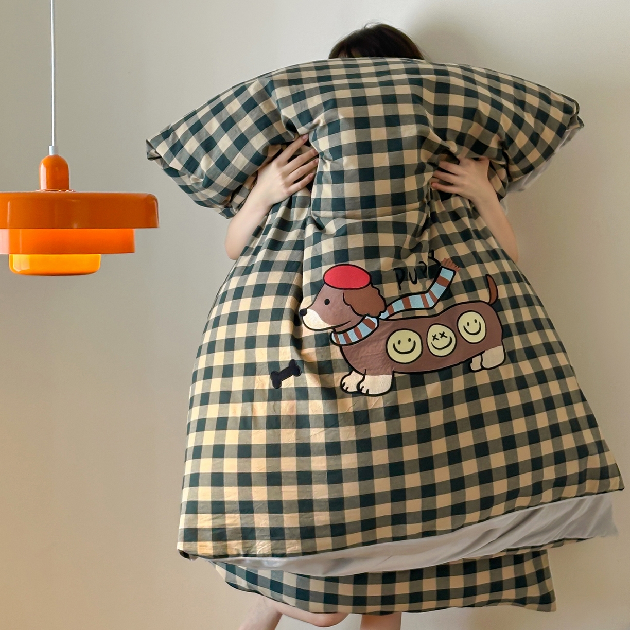 91家纺网 家纺一手货源 找家纺 RYB红黄兰 2025新款设计师原创A面全棉色织水洗棉+B面婴儿绒贴布绣四件套 绿格笑脸汪