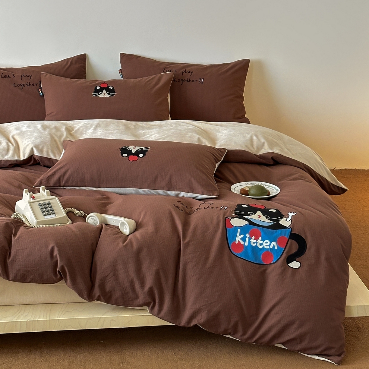 91家纺网 家纺一手货源 找家纺 RYB红黄兰 2025新款设计师原创A面全棉色织水洗棉+B面婴儿绒贴布绣四件套 焦糖奶茶猫