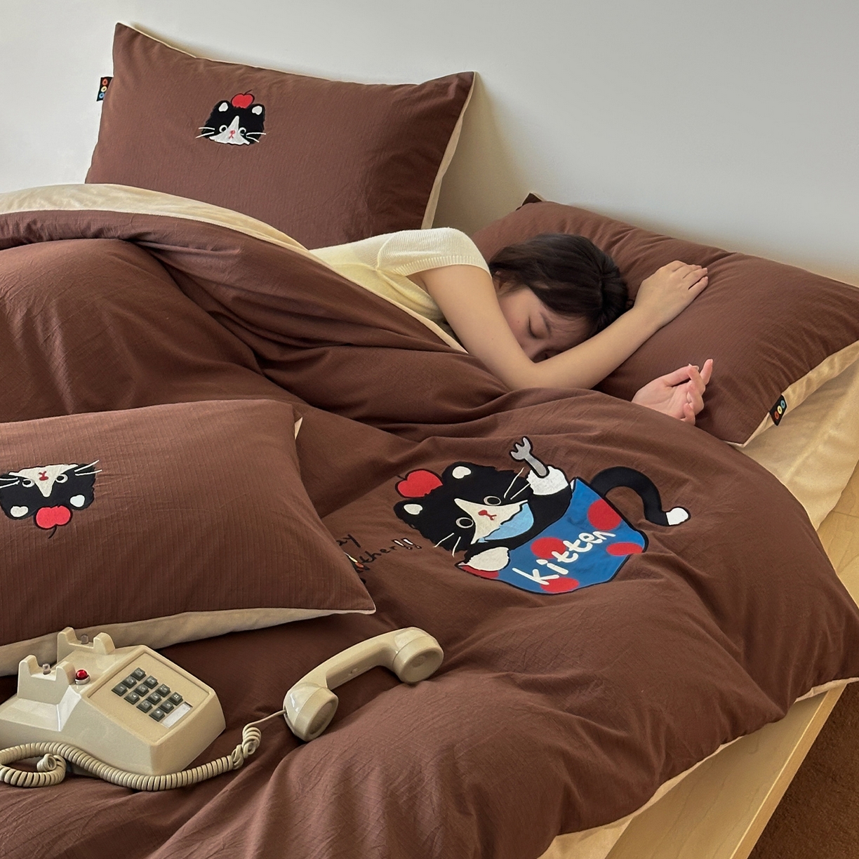 91家纺网 家纺一手货源 找家纺 RYB红黄兰 2025新款设计师原创A面全棉色织水洗棉+B面婴儿绒贴布绣四件套 焦糖奶茶猫