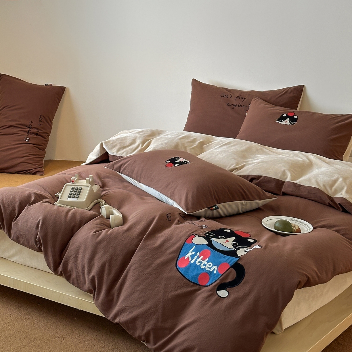 91家纺网 家纺一手货源 找家纺 RYB红黄兰 2025新款设计师原创A面全棉色织水洗棉+B面婴儿绒贴布绣四件套 焦糖奶茶猫