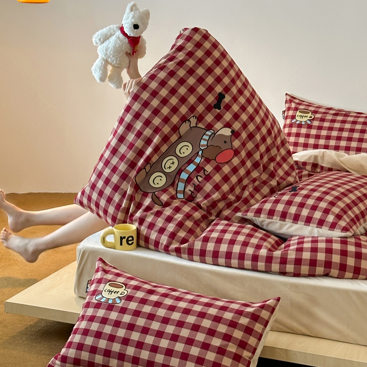 91家纺网 家纺一手货源 找家纺 RYB红黄兰 2025新款设计师原创A面全棉色织水洗棉+B面婴儿绒贴布绣四件套 红格笑脸汪