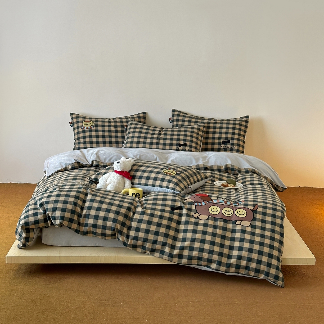 91家纺网 家纺一手货源 找家纺 RYB红黄兰 2025新款设计师原创A面全棉色织水洗棉+B面婴儿绒贴布绣四件套 绿格笑脸汪