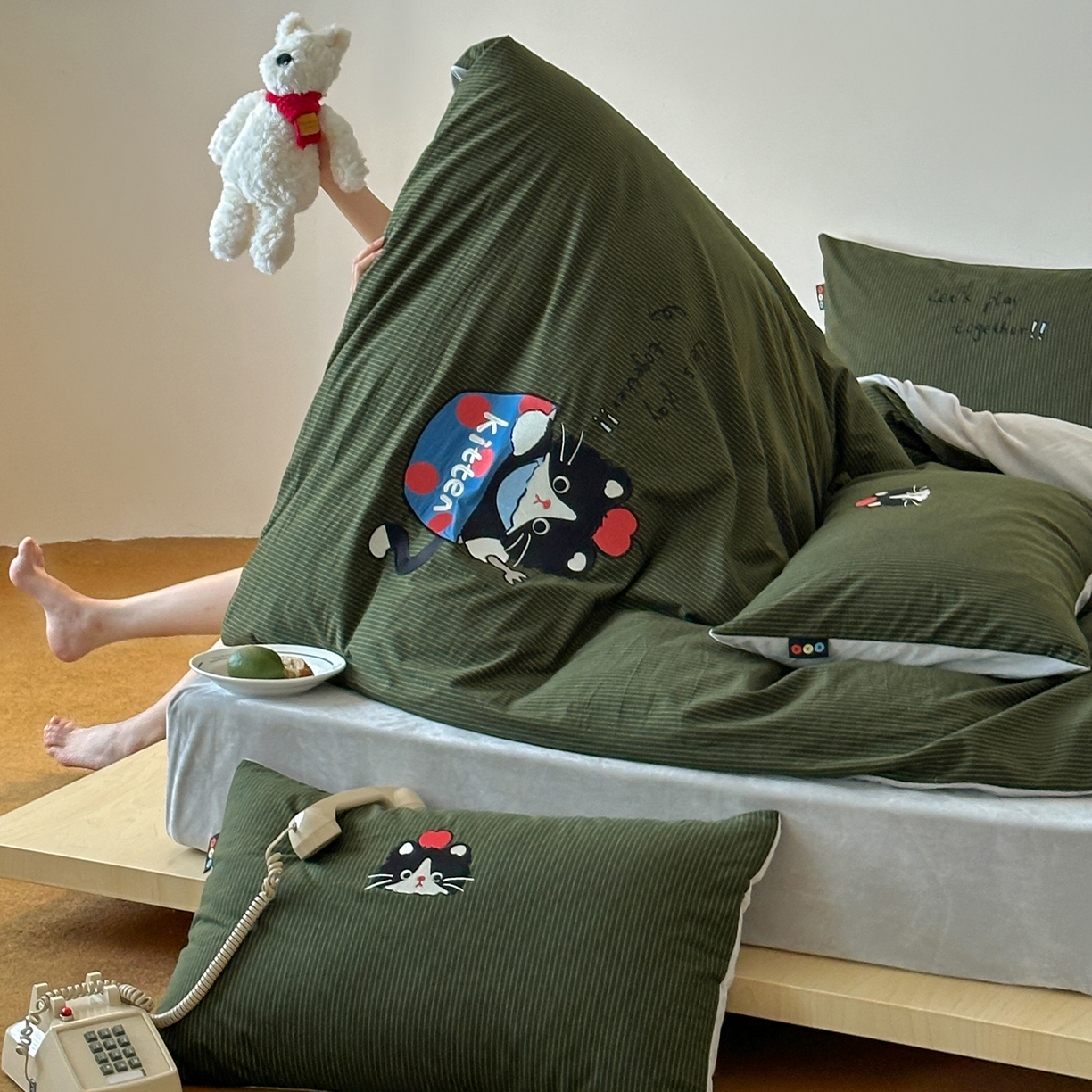 91家纺网 家纺一手货源 找家纺 RYB红黄兰 2025新款设计师原创A面全棉色织水洗棉+B面婴儿绒贴布绣四件套 墨绿奶茶猫