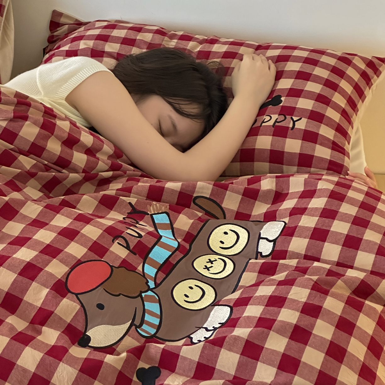 91家纺网 家纺一手货源 找家纺 RYB红黄兰 2025新款设计师原创A面全棉色织水洗棉+B面婴儿绒贴布绣四件套 红格笑脸汪