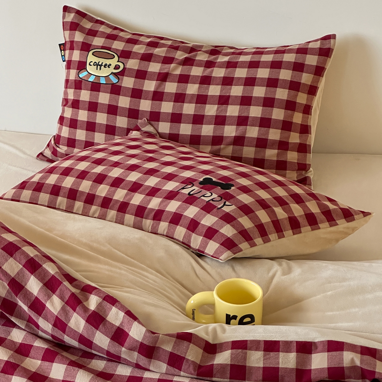 91家纺网 家纺一手货源 找家纺 RYB红黄兰 2025新款设计师原创A面全棉色织水洗棉+B面婴儿绒贴布绣四件套 红格笑脸汪