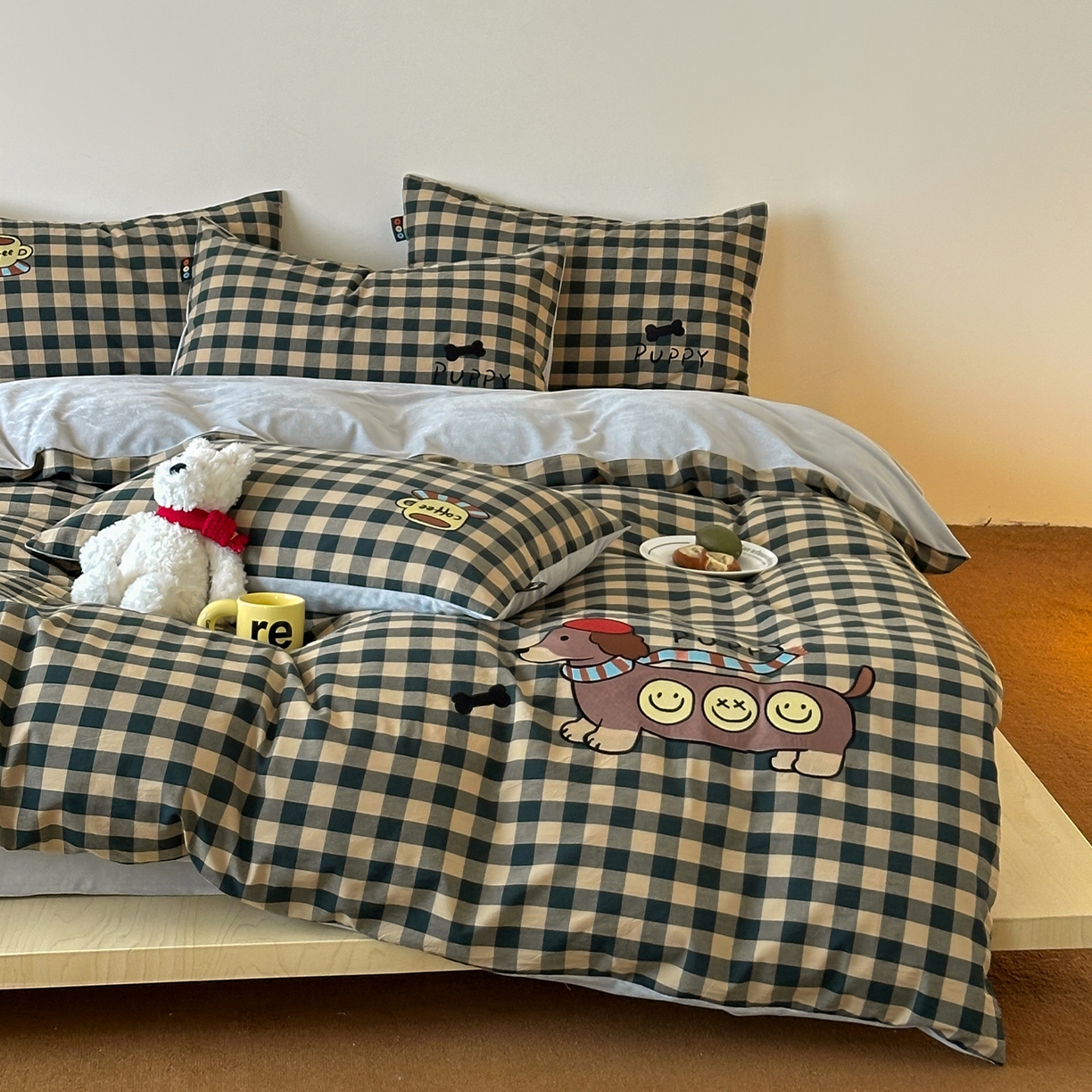 91家纺网 家纺一手货源 找家纺 RYB红黄兰 2025新款设计师原创A面全棉色织水洗棉+B面婴儿绒贴布绣四件套 绿格笑脸汪