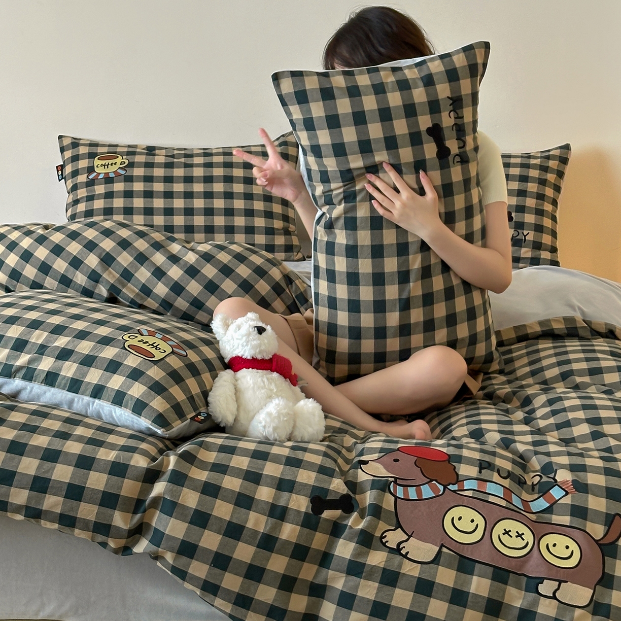 91家纺网 家纺一手货源 找家纺 RYB红黄兰 2025新款设计师原创A面全棉色织水洗棉+B面婴儿绒贴布绣四件套 绿格笑脸汪