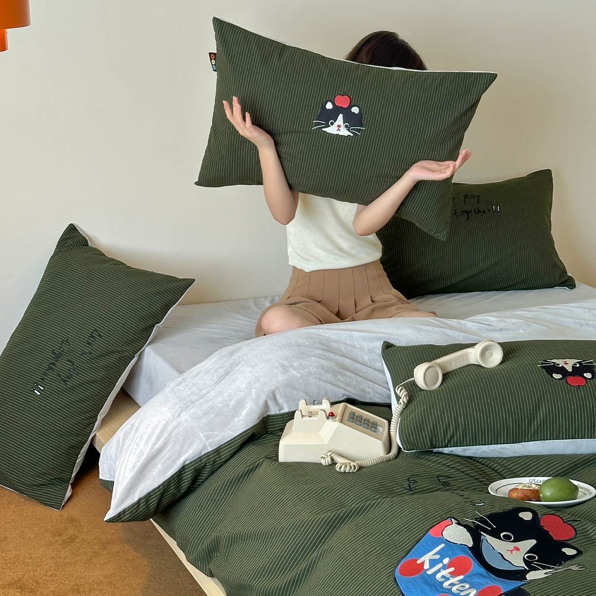 91家纺网 家纺一手货源 找家纺 RYB红黄兰 2025新款设计师原创A面全棉色织水洗棉+B面婴儿绒贴布绣四件套 墨绿奶茶猫