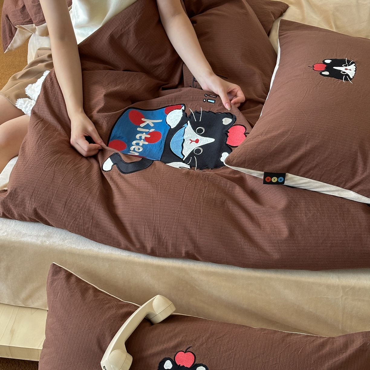 91家纺网 家纺一手货源 找家纺 RYB红黄兰 2025新款设计师原创A面全棉色织水洗棉+B面婴儿绒贴布绣四件套 焦糖奶茶猫