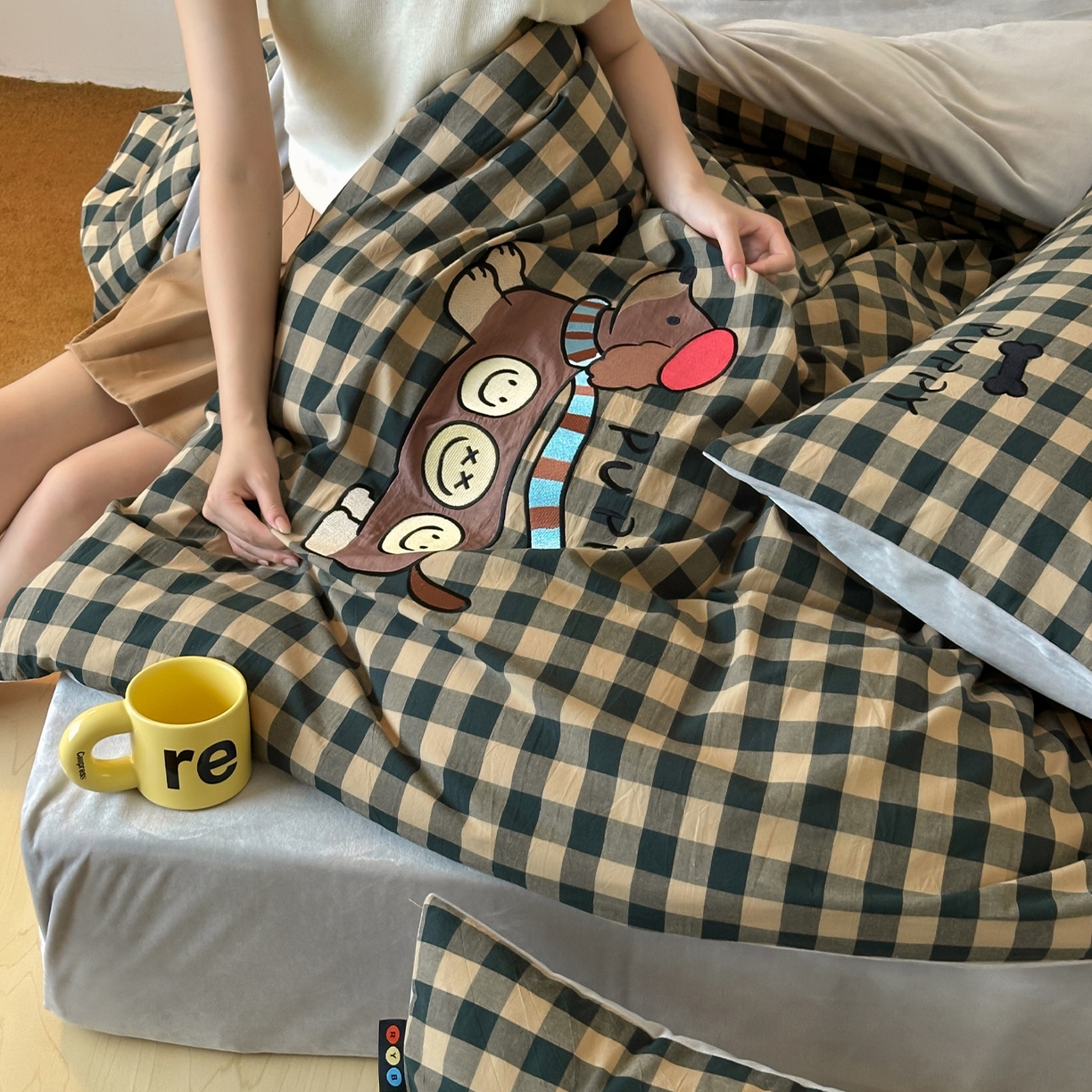 91家纺网 家纺一手货源 找家纺 RYB红黄兰 2025新款设计师原创A面全棉色织水洗棉+B面婴儿绒贴布绣四件套 绿格笑脸汪