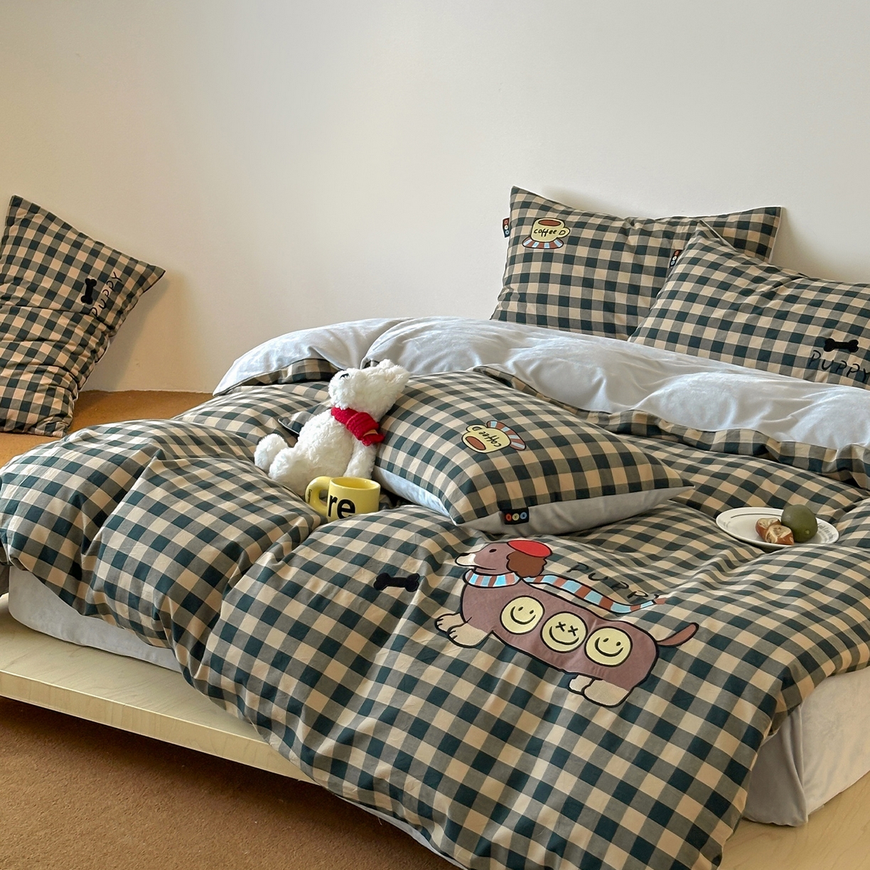 91家纺网 家纺一手货源 找家纺 RYB红黄兰 2025新款设计师原创A面全棉色织水洗棉+B面婴儿绒贴布绣四件套 绿格笑脸汪