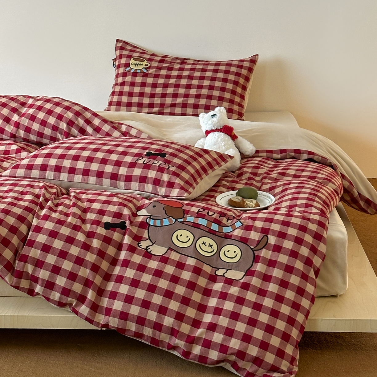 91家纺网 家纺一手货源 找家纺 RYB红黄兰 2025新款设计师原创A面全棉色织水洗棉+B面婴儿绒贴布绣四件套 红格笑脸汪