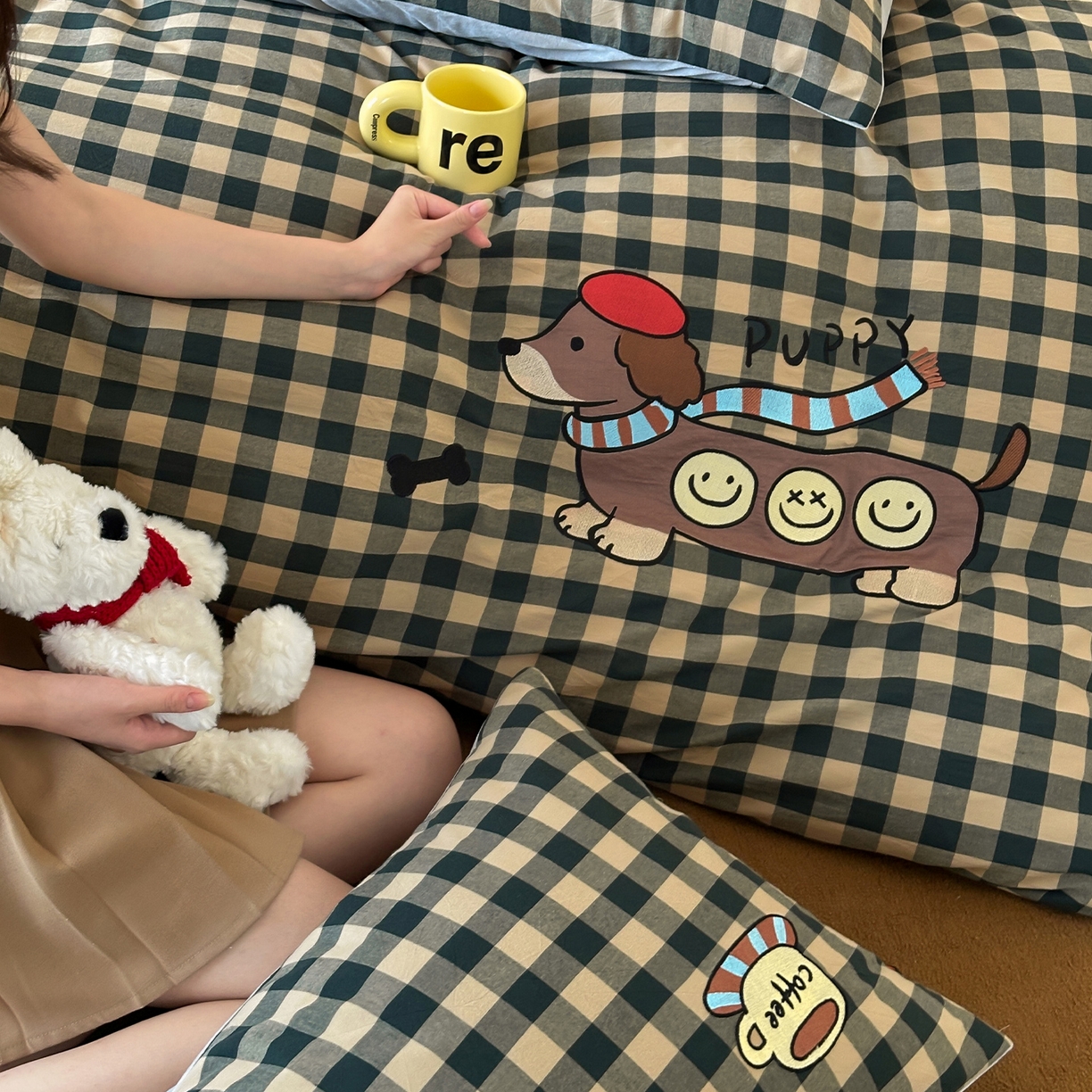 91家纺网 家纺一手货源 找家纺 RYB红黄兰 2025新款设计师原创A面全棉色织水洗棉+B面婴儿绒贴布绣四件套 绿格笑脸汪