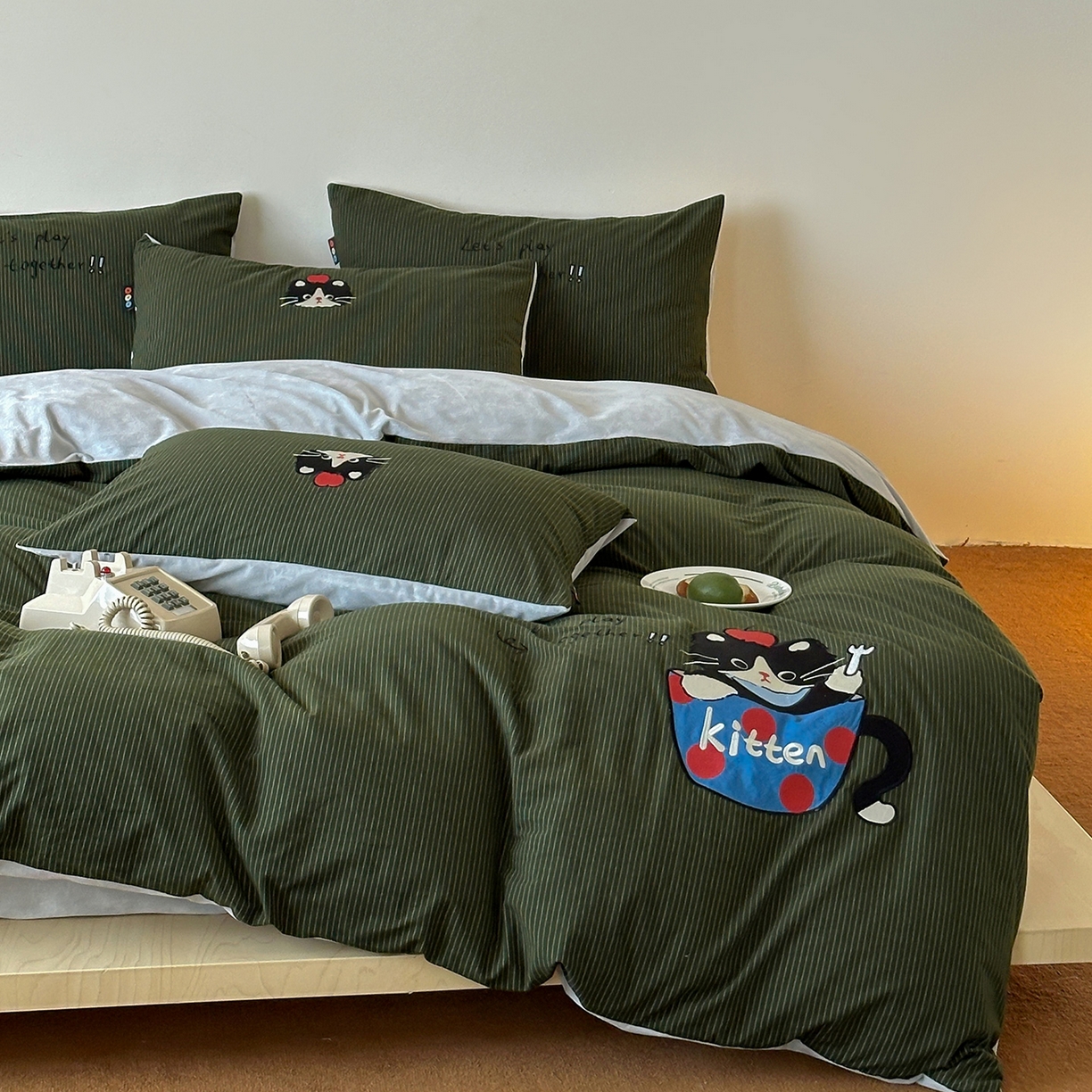 91家纺网 家纺一手货源 找家纺 RYB红黄兰 2025新款设计师原创A面全棉色织水洗棉+B面婴儿绒贴布绣四件套 墨绿奶茶猫